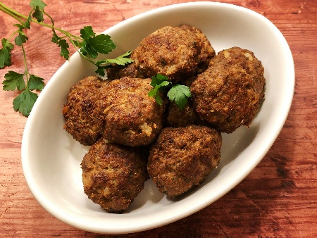 Пържени агнешки кюфтета с лук, магданоз, индийско орехче, кардамон, кориандър и кимион